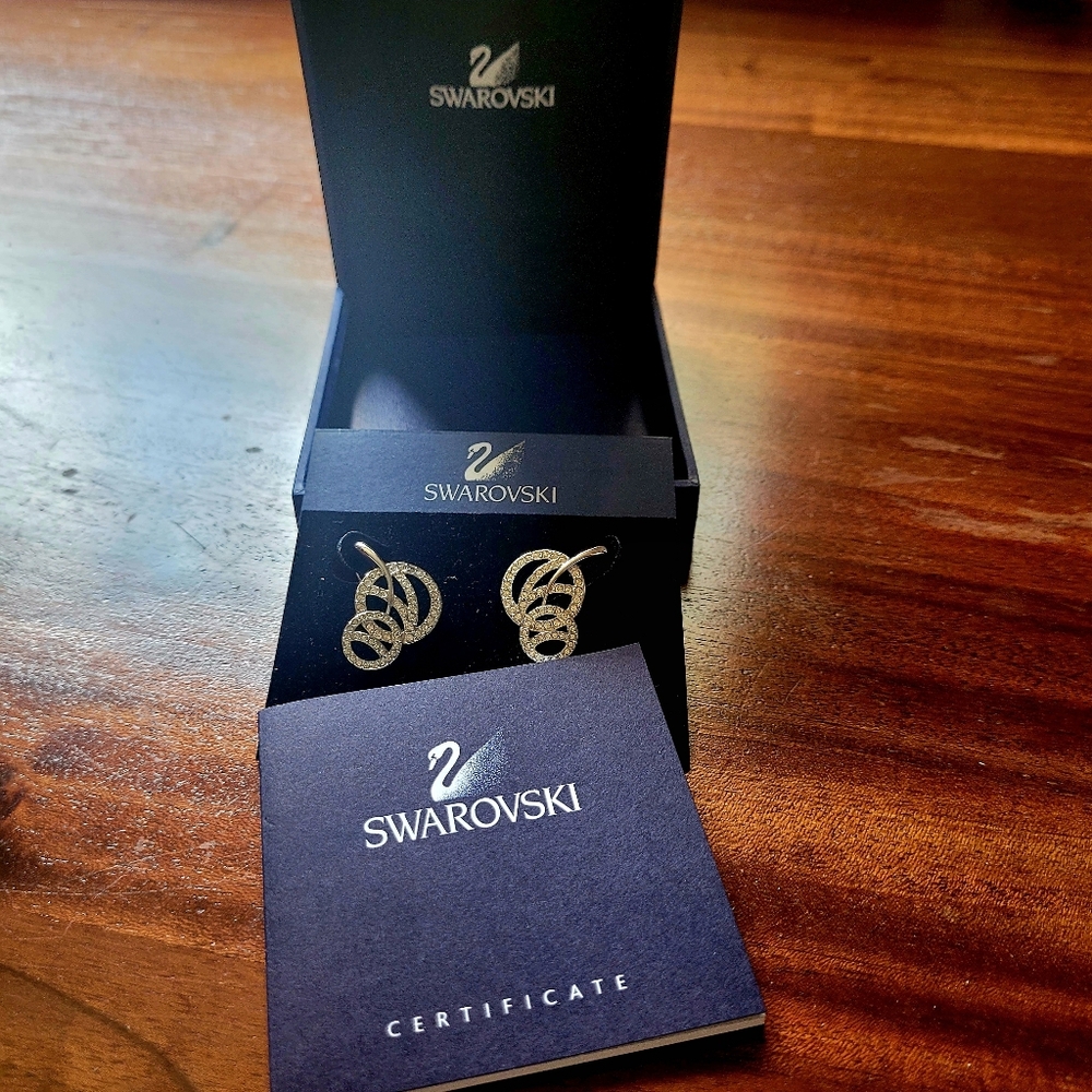 ✨️NWT✨️Swarovski Silver Loop Crystal Earrings